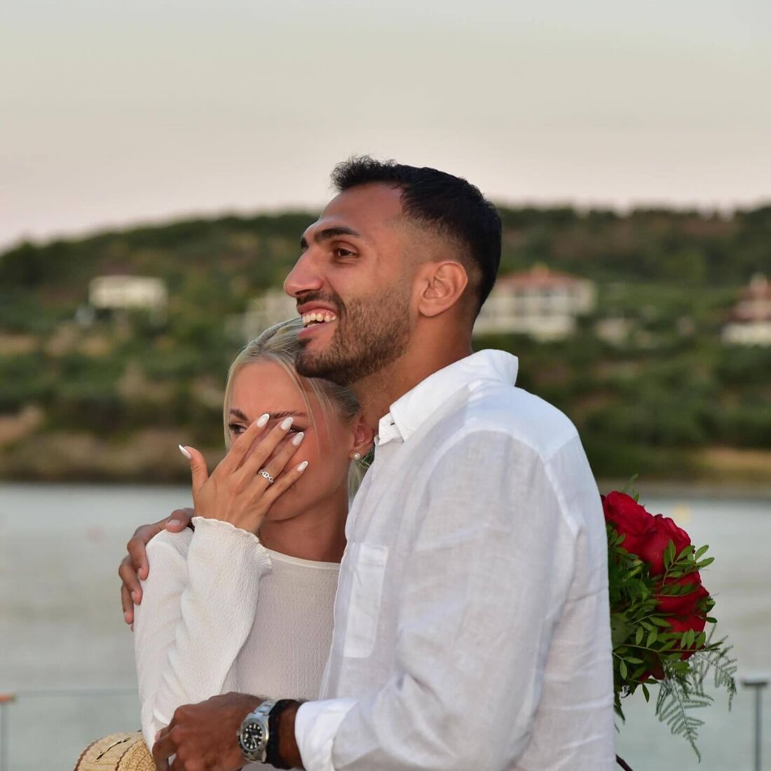 Pavlidis, jogador do Benfica, pede companheira em casamento num cenário romântico