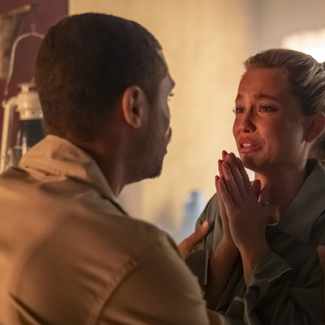 Eva conta a Talu sobre o engano de Joel e beija Duarte na fazenda