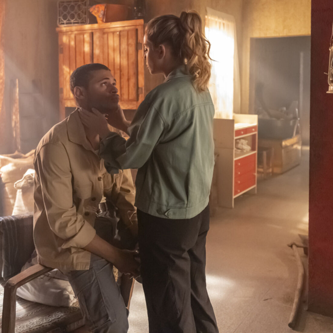 Eva confronta Joel sobre Duarte e reconcilia-se com Talu