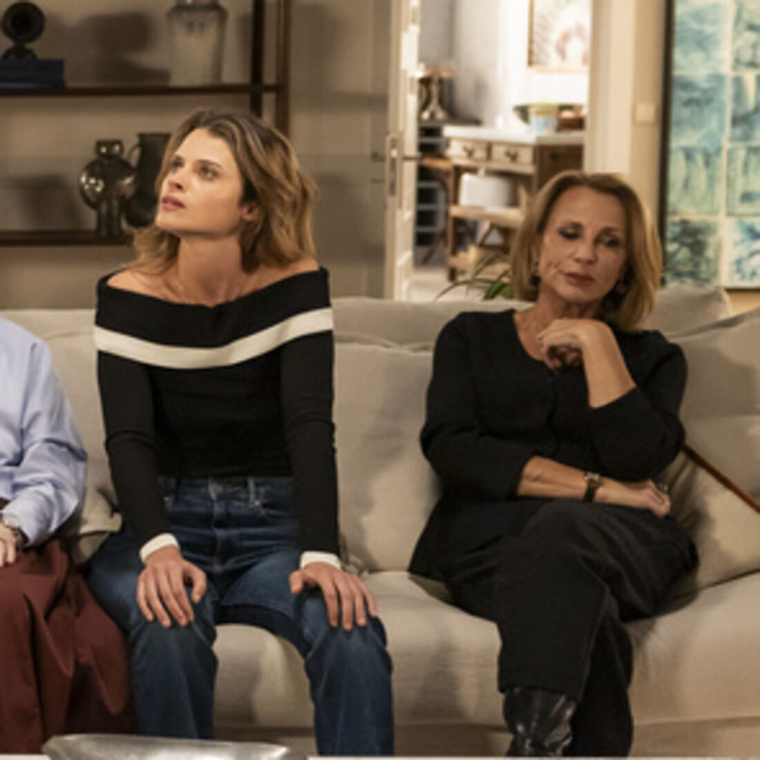 Mariana regressa a casa e mente sobre o que aconteceu, perante Laura e Hector