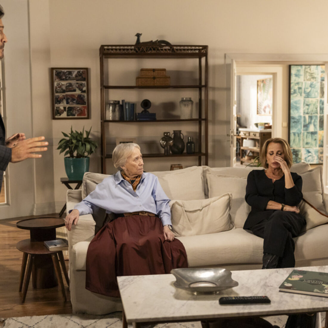 Mariana regressa a casa, reencontra Laura e Hector, mas omite o sucedido com a bebé