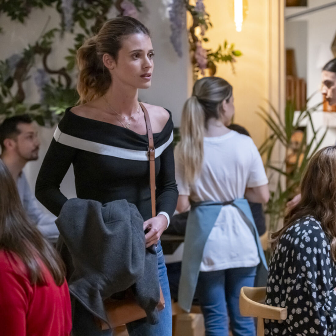 Mariana regressa a casa sã e salva e conta a Laura e Hector que perdeu a sua bebé.
