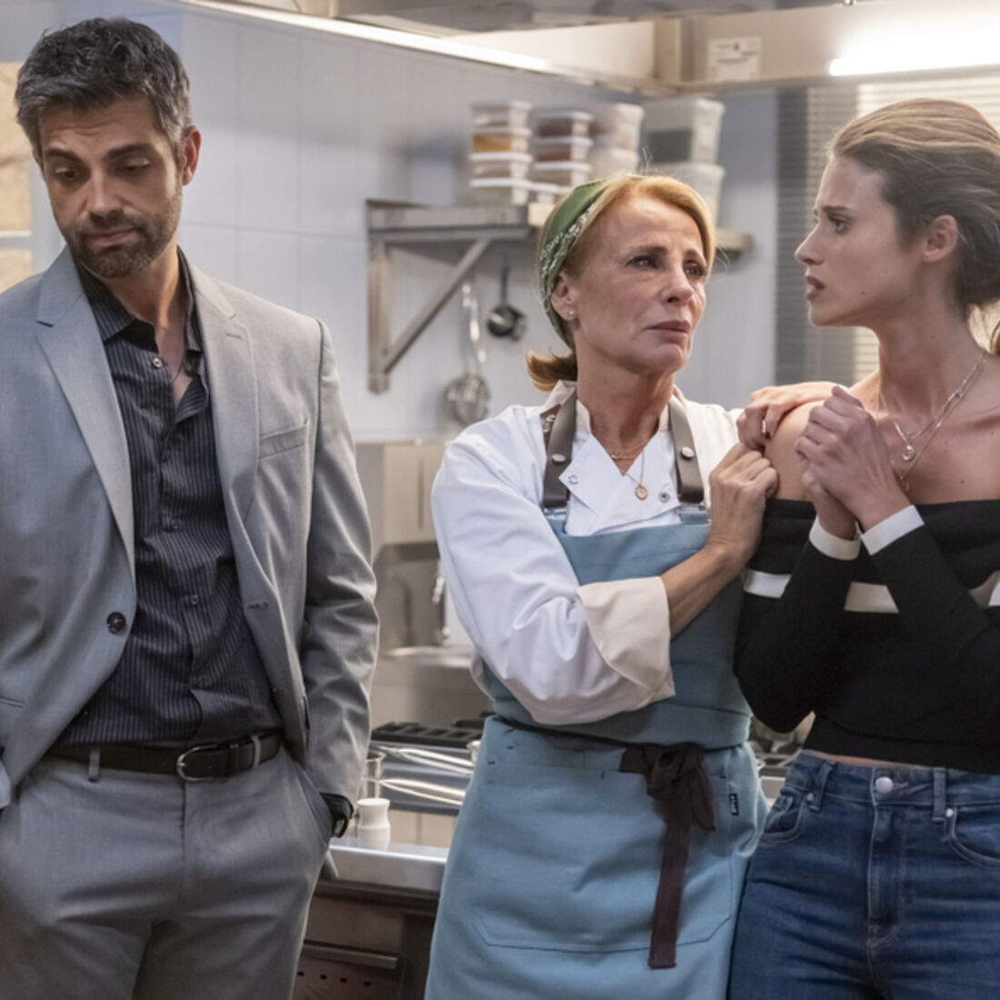 Mariana mente a Laura e Hector sobre o rapto da filha em A Protegida.
