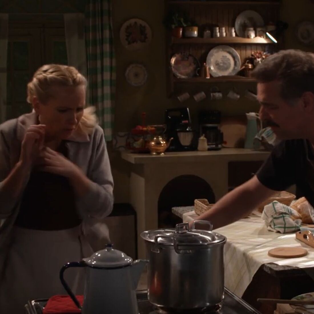 Luís espanca Maria após traição com Micá em 'A Promessa'.
