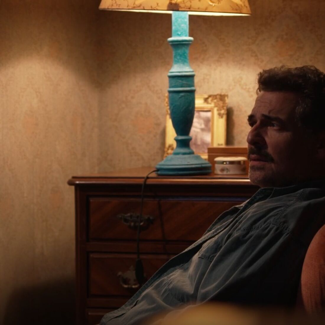 Luís espanca Maria após traição, deixando-a devastada