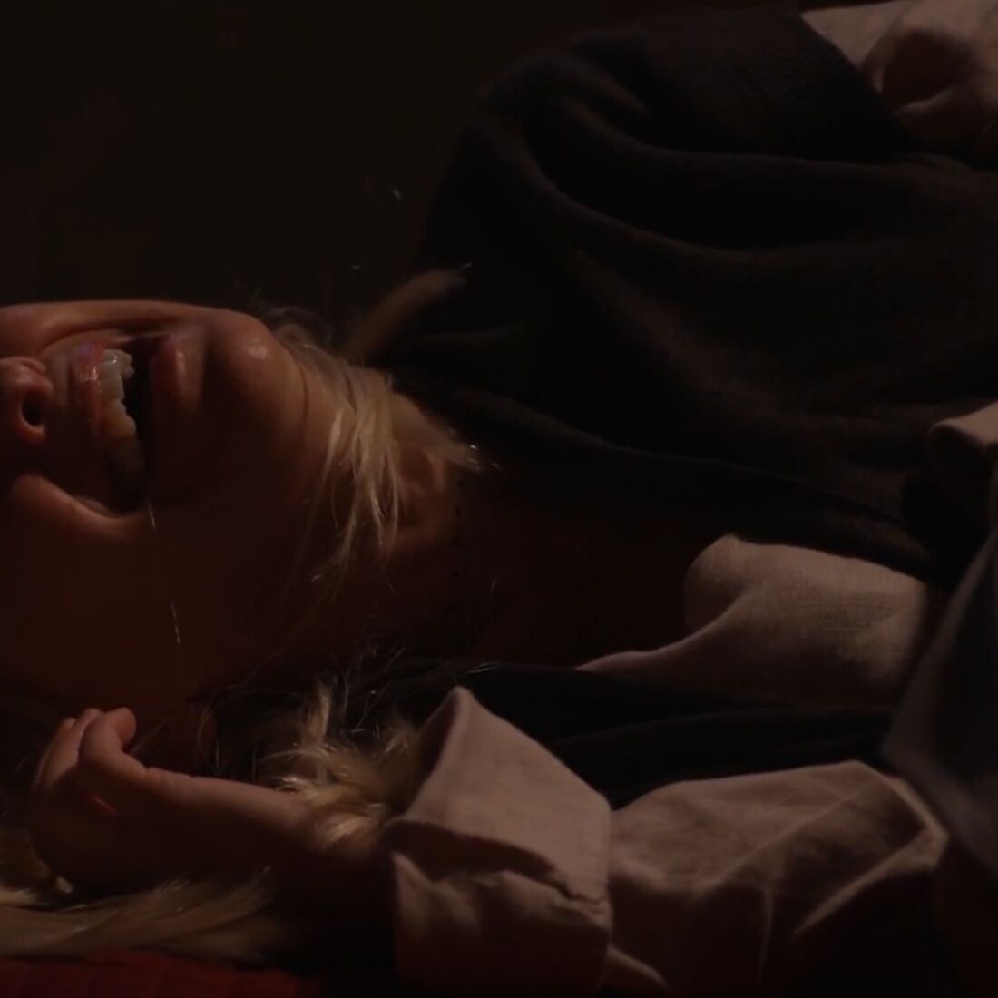 Luís espanca Maria após traição com Micá. Maria devastada