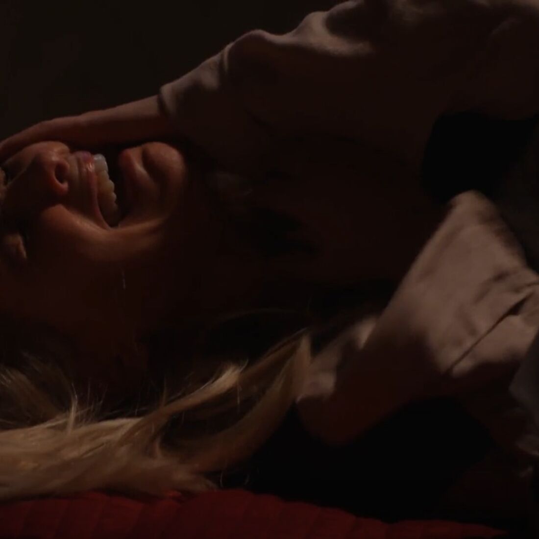 Luís agride Maria após traição com Micá em 'A Promessa'