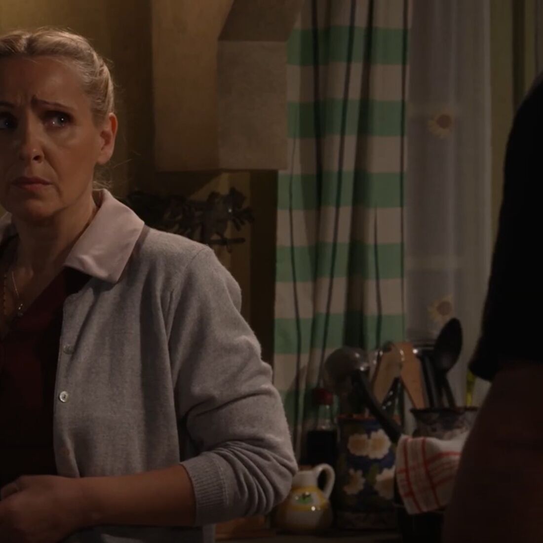 Maria devastada após violência doméstica por Luís em A Promessa