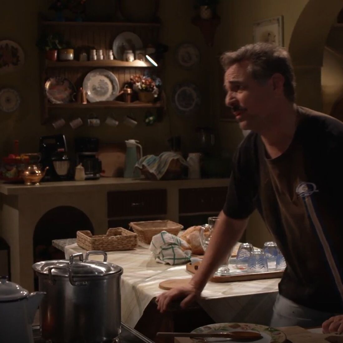 Luís agride Maria após traição com Micá em A Promessa