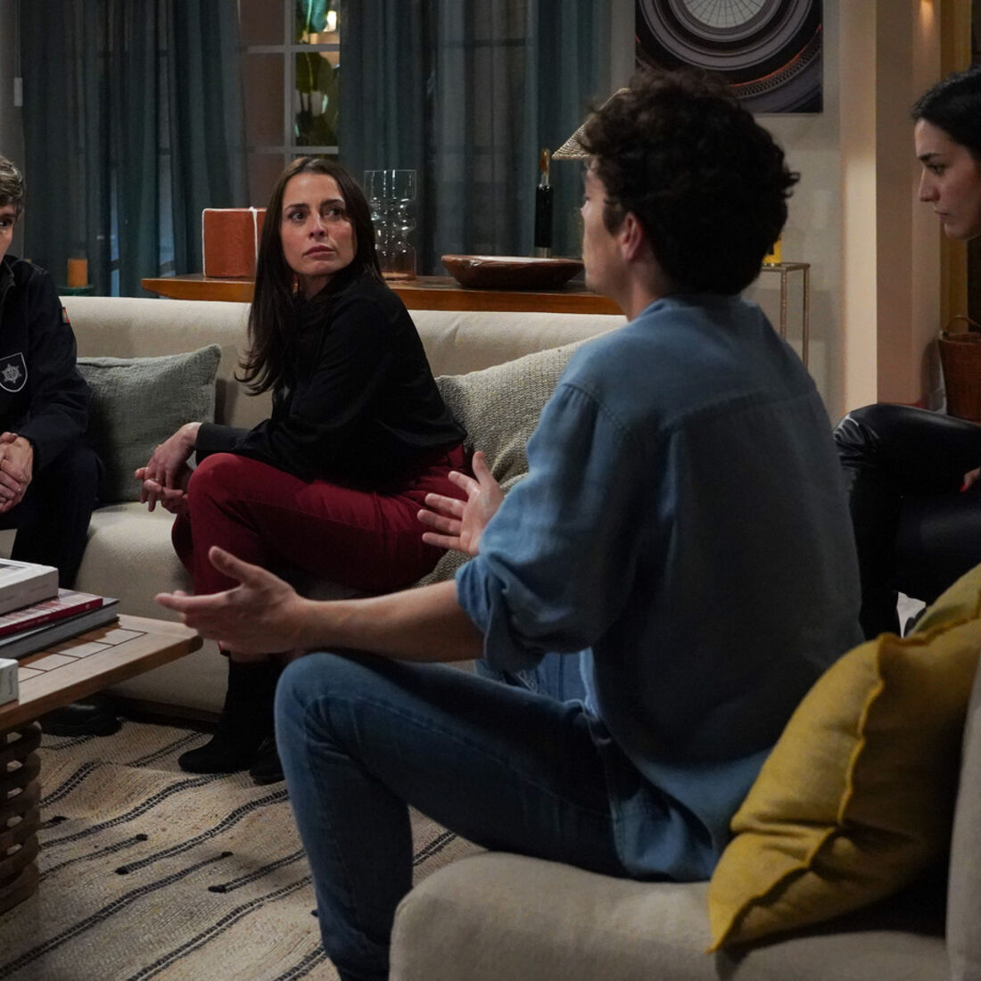 Sofia tenta forçar Vicente a assinar o divórcio simulando romance com Gonçalo