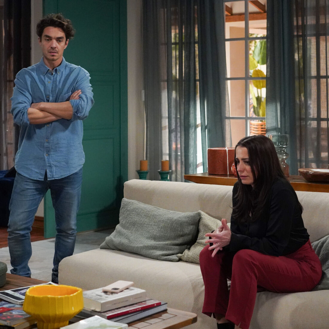 Sofia planeia divórcio de Vicente ao simular romance com Gonçalo