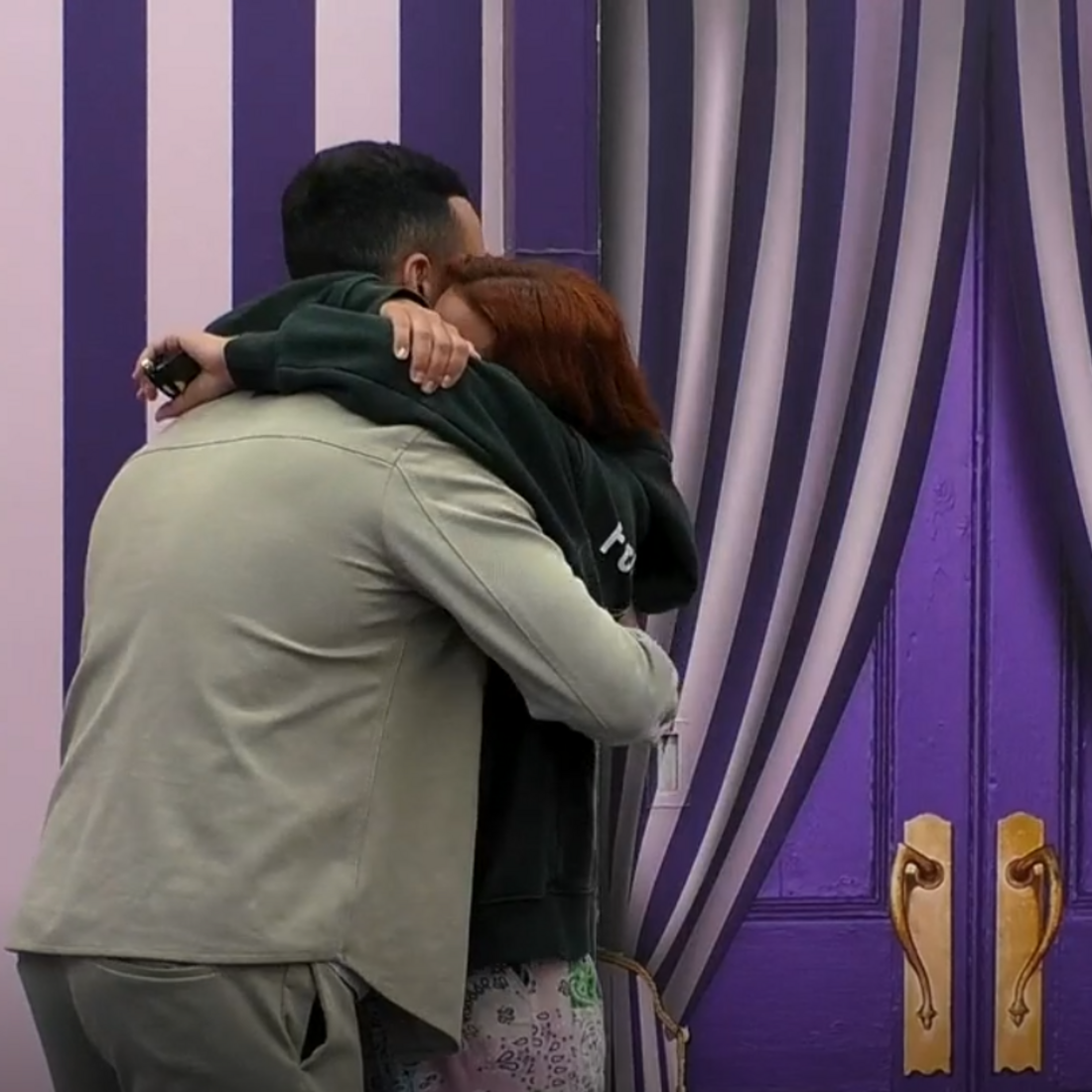 Catarina Miranda 'ameaça' Afonso Leitão com beijo fora do Big Brother