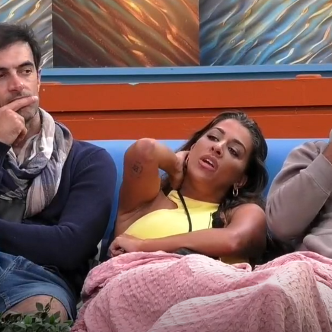 Catarina Miranda chora após brincadeira de Afonso Leitão no Big Brother