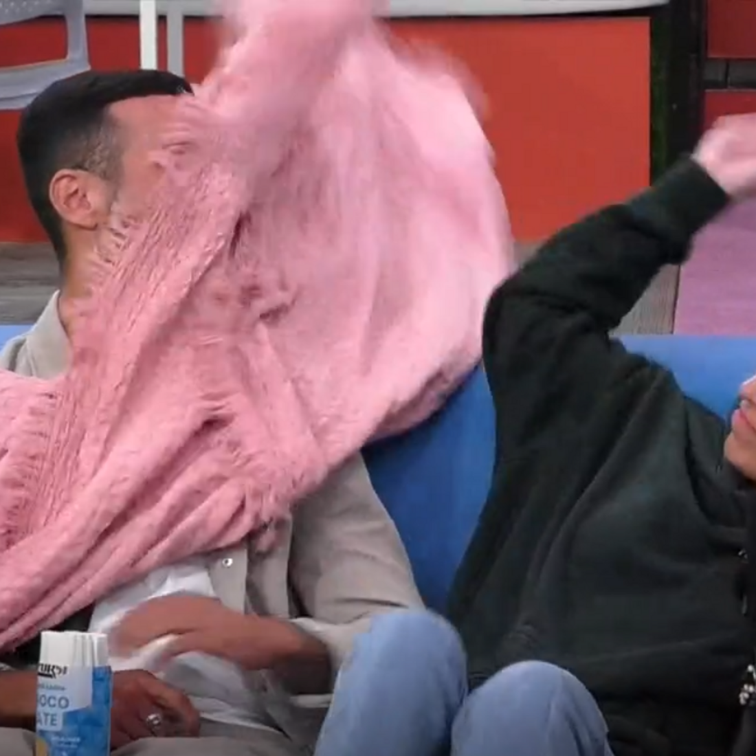 Catarina Miranda chora após brincadeira de Afonso Leitão no Big Brother