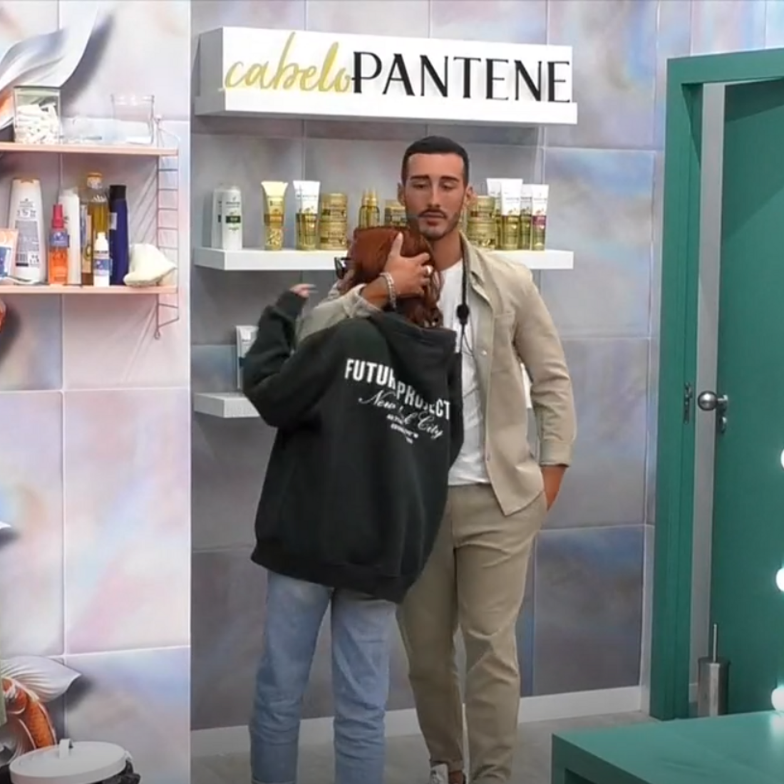 Catarina Miranda chora após brincadeira de Afonso Leitão no Big Brother