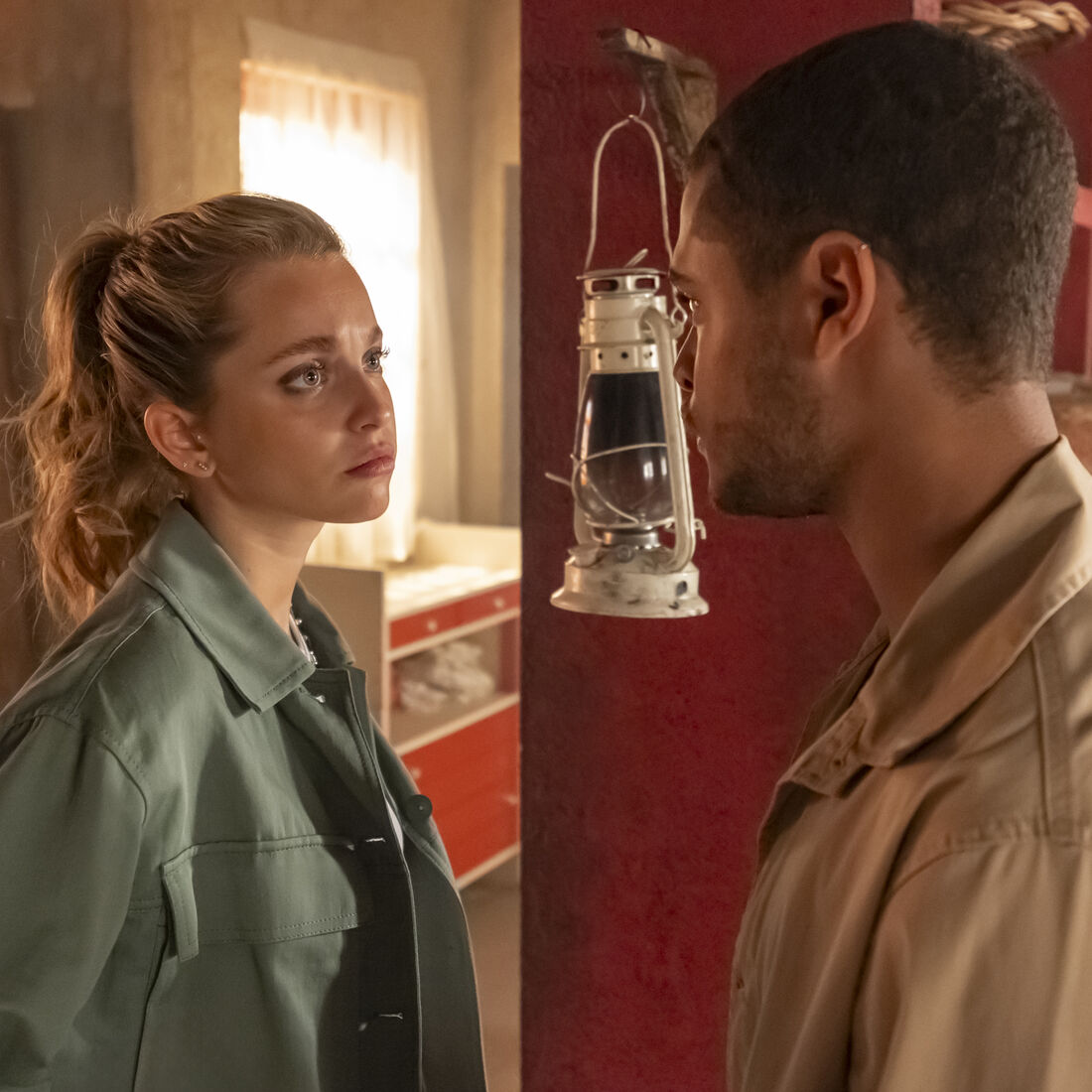 Miguel enfrenta acusações com apoio de Gaspar, Eva e Alba.
