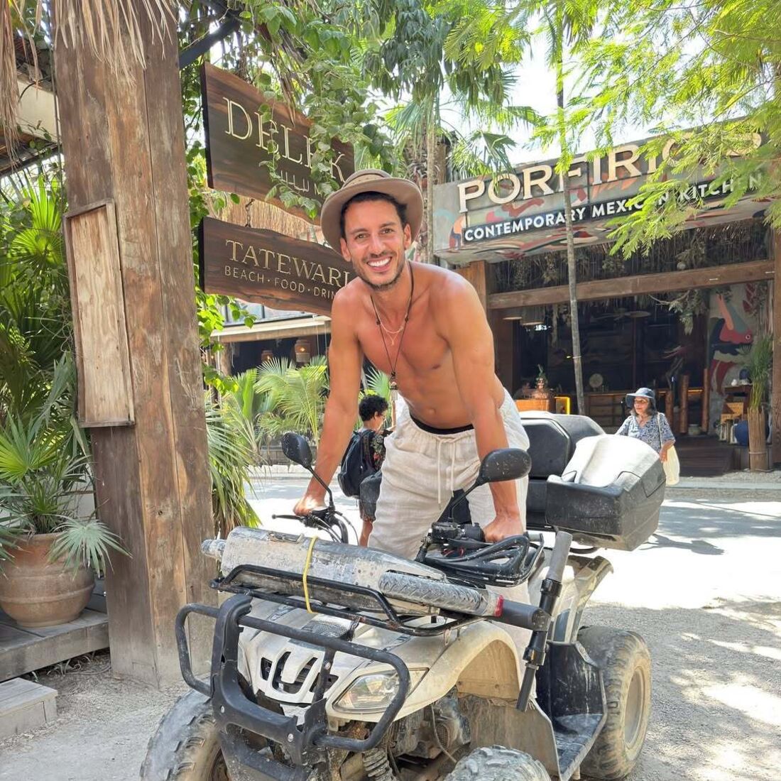 Ruben Rua surge apaixonado no México com a namorada