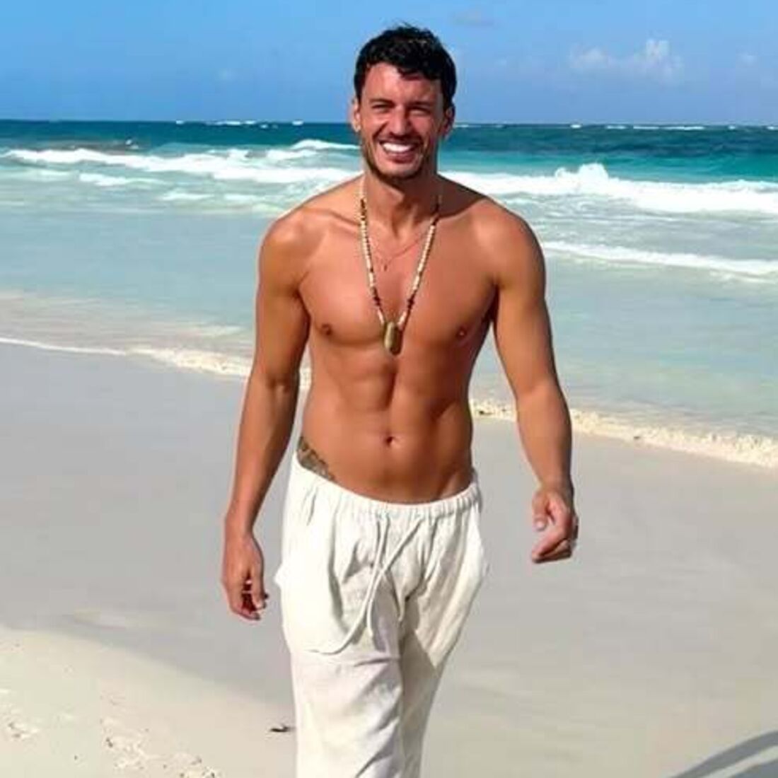 Ruben Rua surge apaixonado ao lado da namorada numa praia