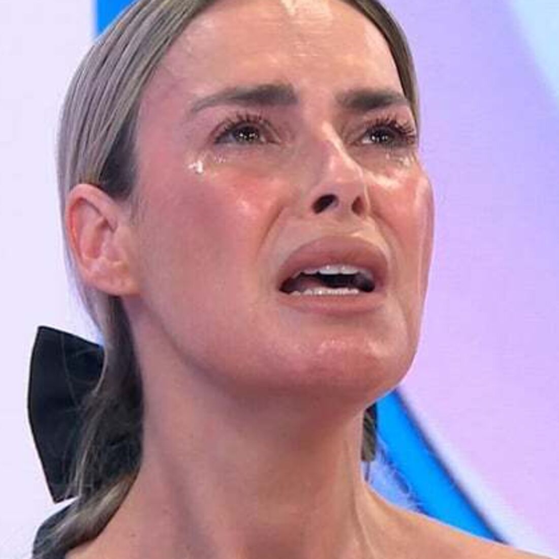 Em lágrimas, Dália Madruga fala da depressão do marido