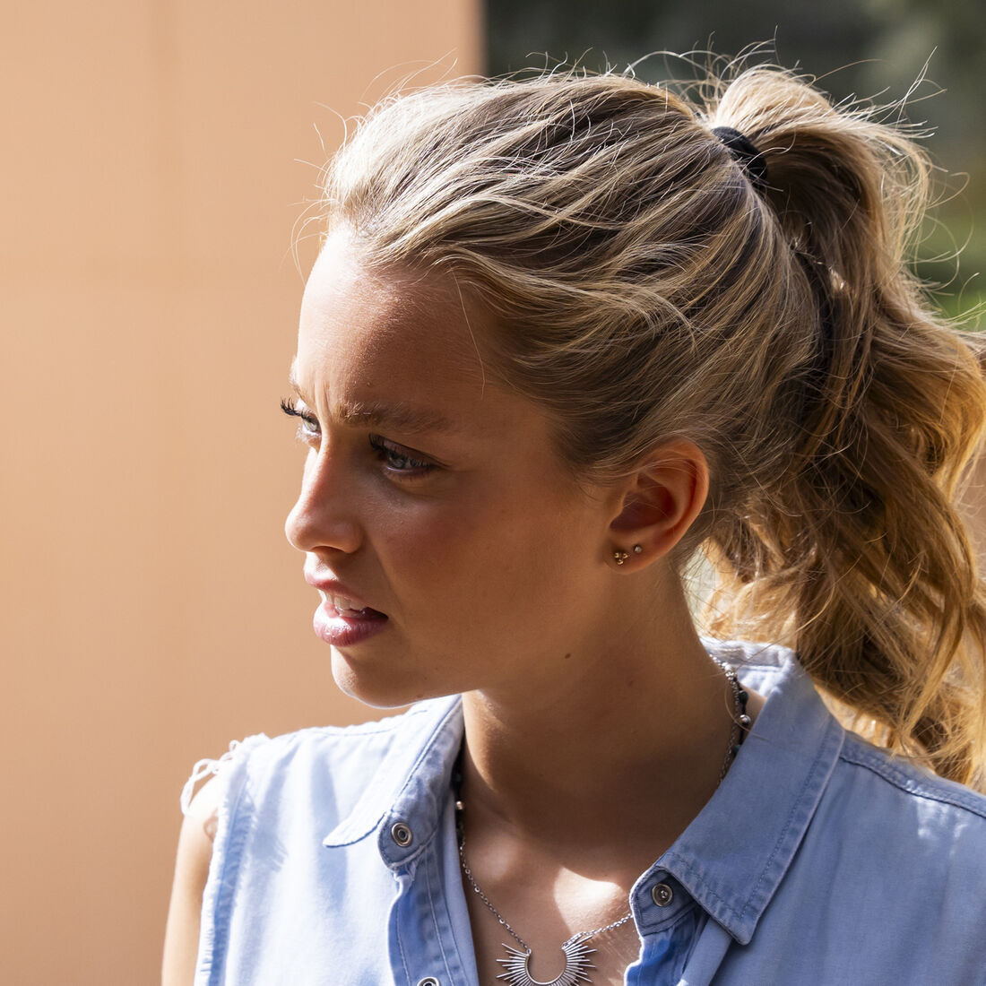 Zuri revela gravidez de Talu para Eva, que desiste dele