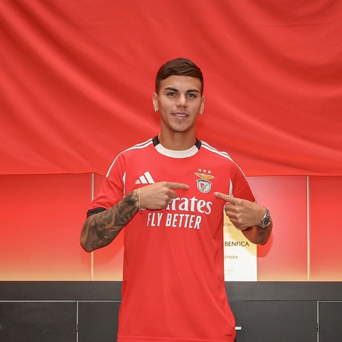 Barrenechea, novo jogador do Benfica, supera infância difícil e visita ao pai na prisão