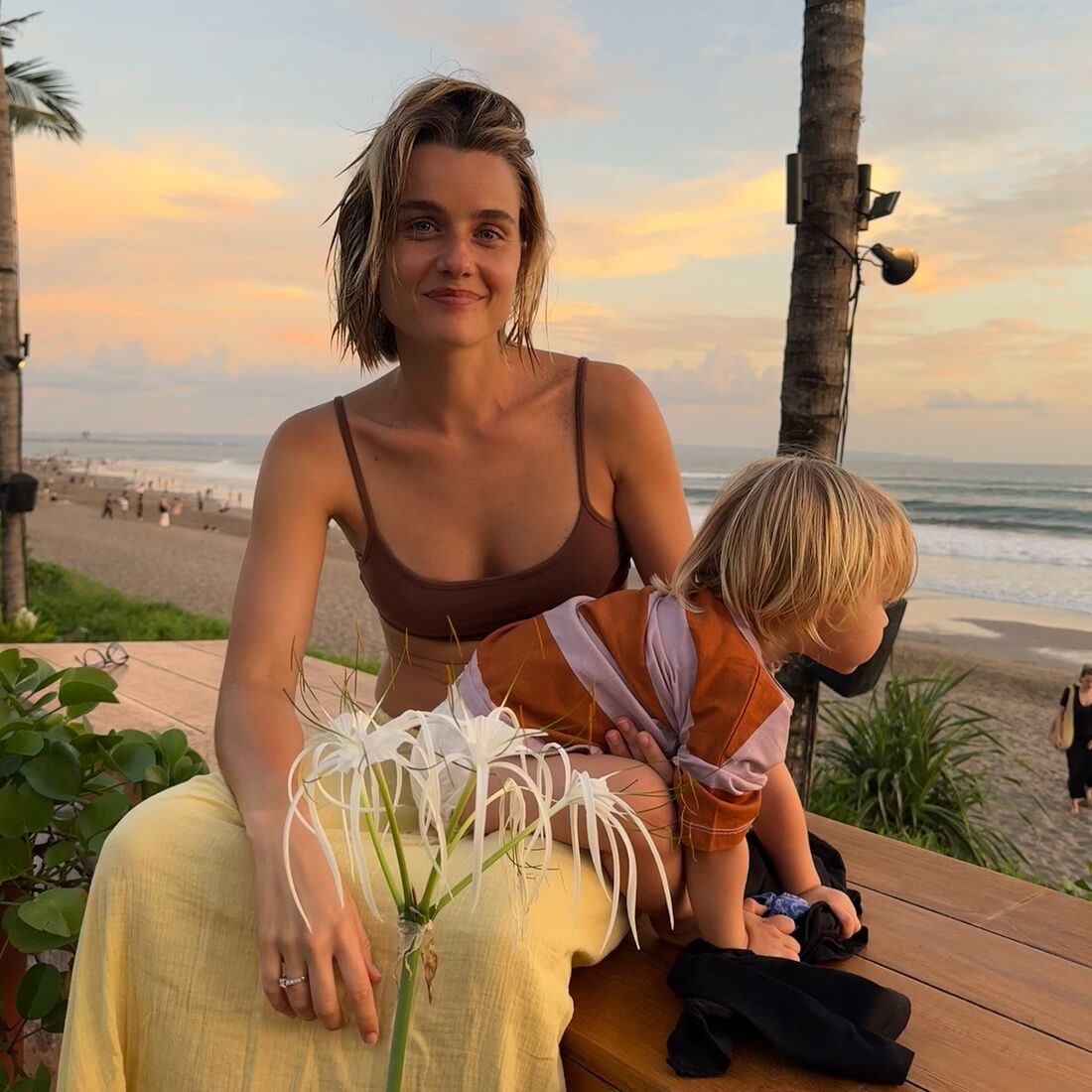 Lourenço Ortigão e Kelly Bailey celebram aniversário do filho, Vicente Blue, num local paradisíaco