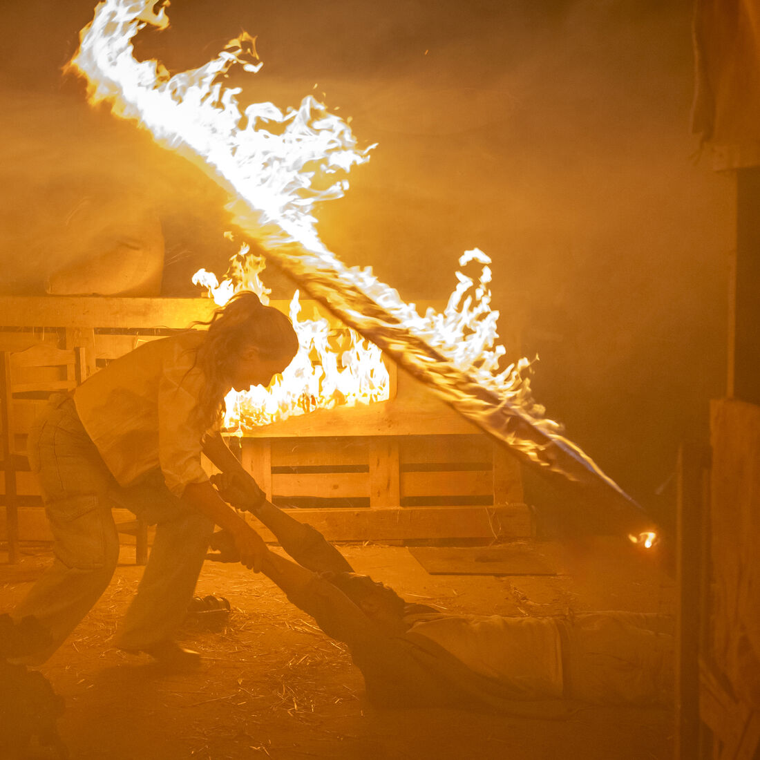 Joel ataca Talu e incendeia casa por causa de Eva em A Fazenda