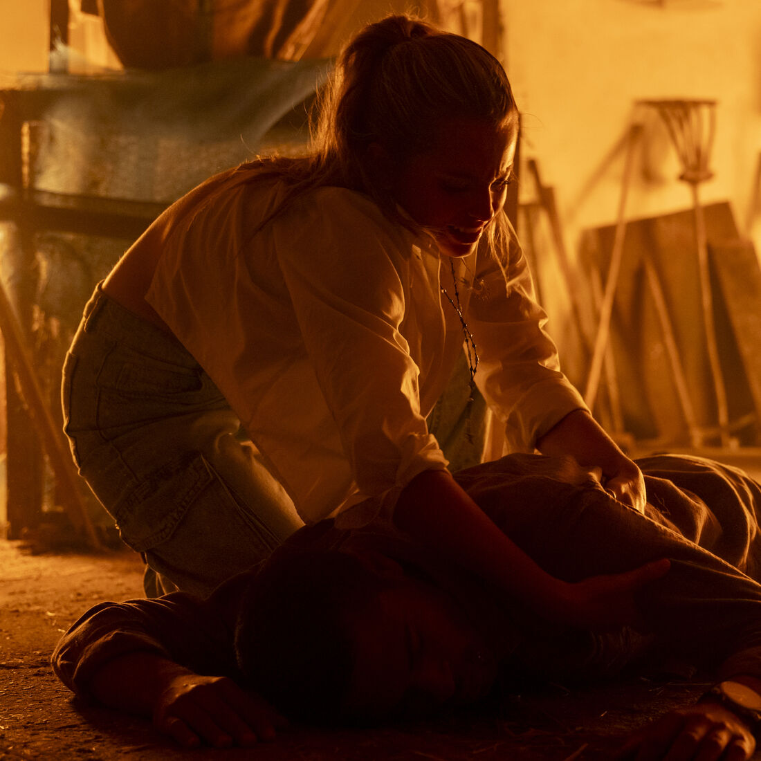 Joel agride Talu e incendeia casa