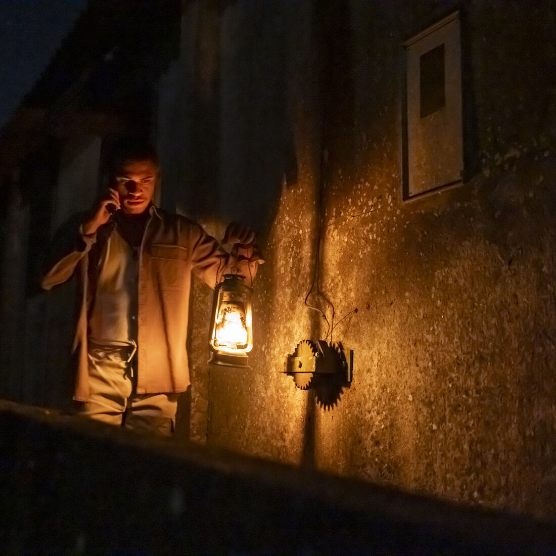 Na fazenda, Joel ataca Talu e incendeia a casa
