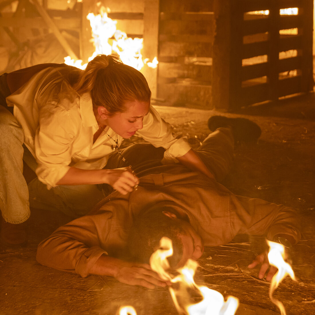 Joel agride Talu e incendeia casa