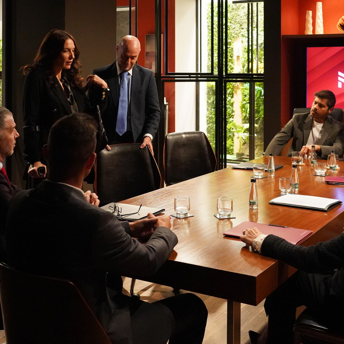 Olga tenta sabotar negócio de Tomás e Miguel em 'A Promessa'