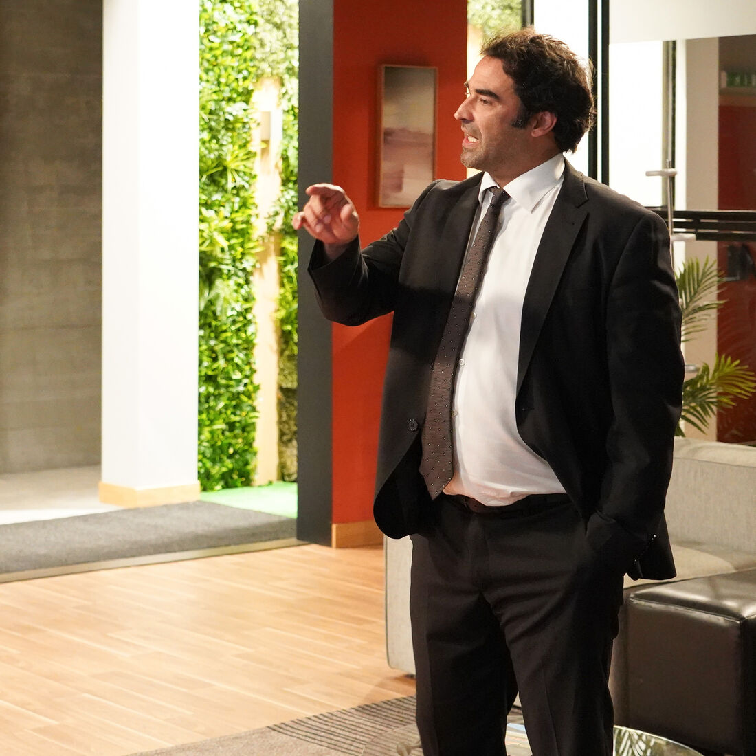 Olga atrapalha investimento de Tomás e Miguel, persistindo em atormentá-los