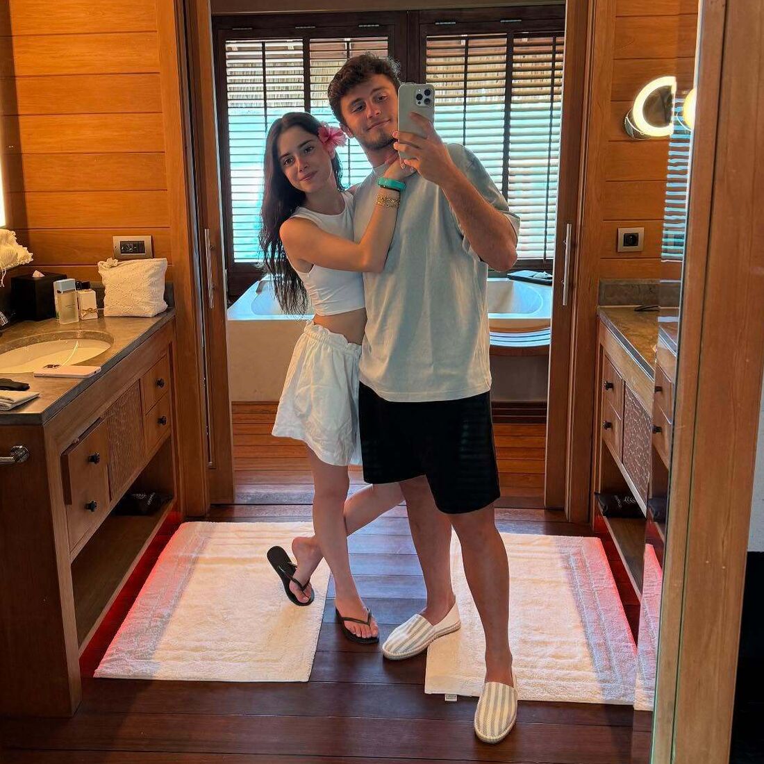 João Neves e Madalena Aragão desfrutam de férias românticas entre Tavira e Bora Bora