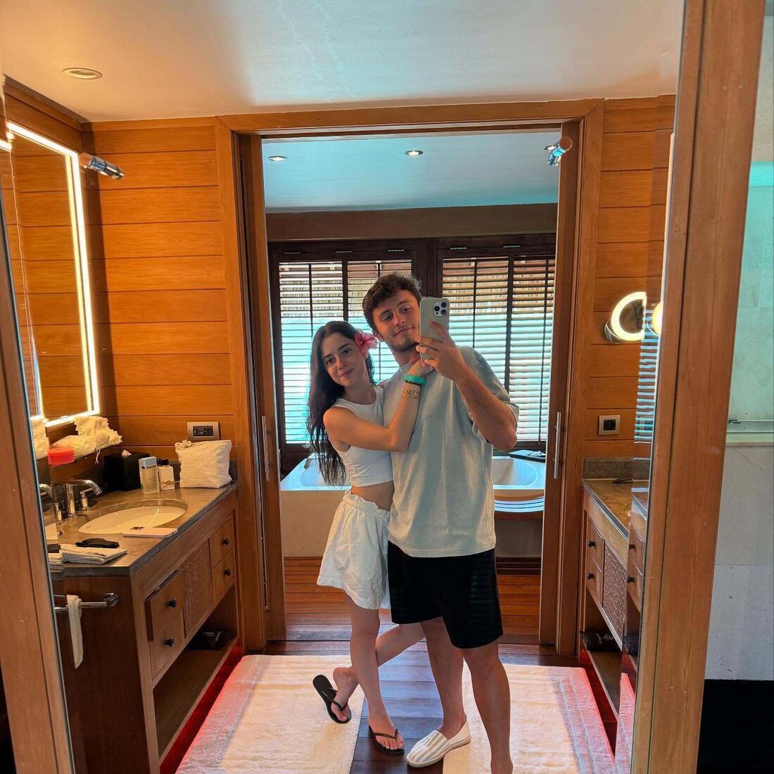 João Neves e Madalena Aragão desfrutam de férias românticas entre Tavira e Bora Bora