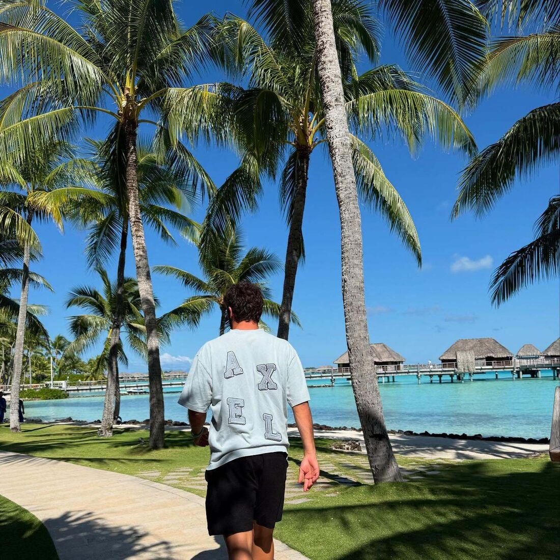 João Neves e Madalena Aragão desfrutam de romance de férias entre Tavira e Bora Bora.
