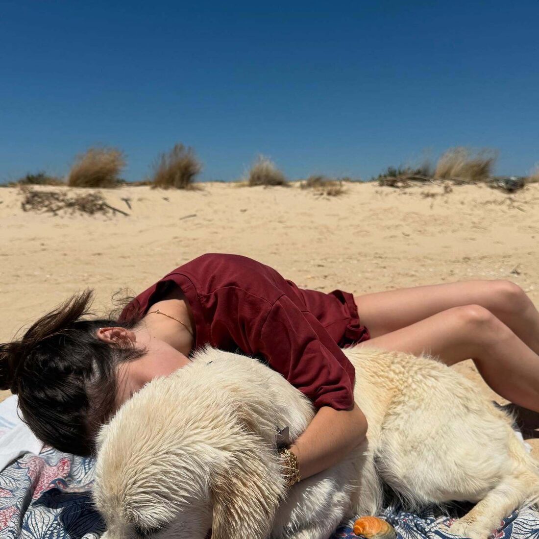 João Neves e Madalena Aragão desfrutam de romance em Tavira e Bora Bora.
