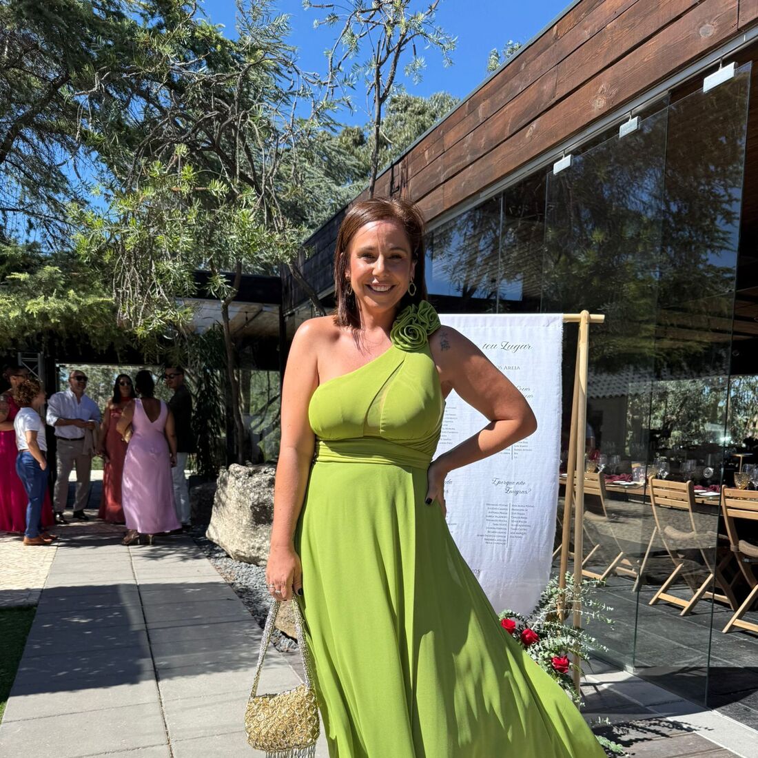 Sara Norte deslumbrante com um vestido verde