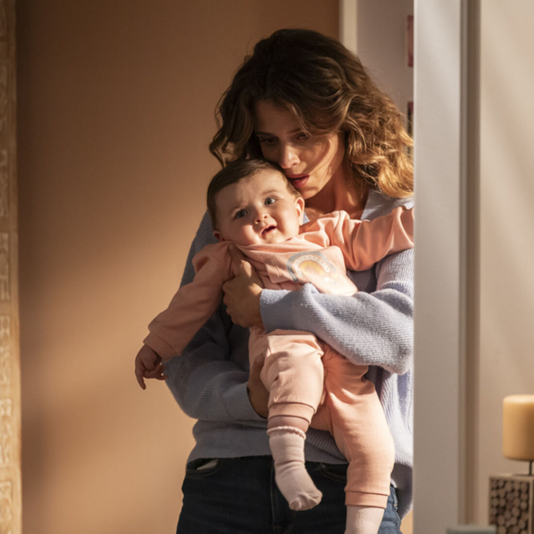 Mariana amamenta a bebé e promete segredo a JD Chef num momento de emoção.
