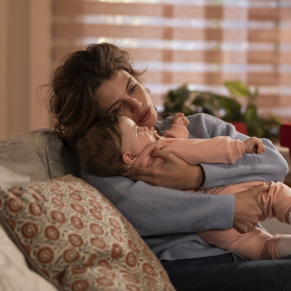 Mariana amamenta a filha em segredo e promete algo relacionado com JD Chef.
