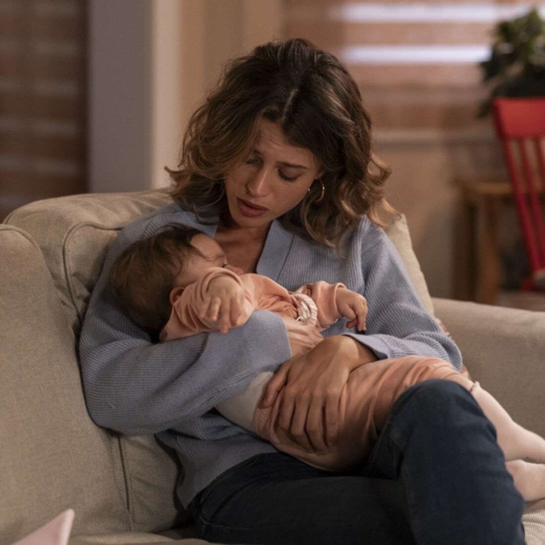 Mariana amamenta a sua bebé e promete segredo que envolve JD.
