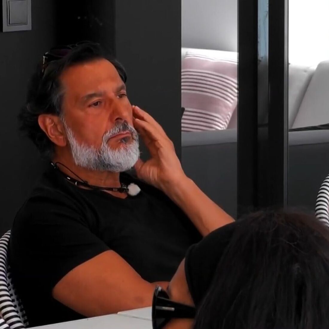 Discussão intensa na Vila de Zé Luís após o regresso de Ângela