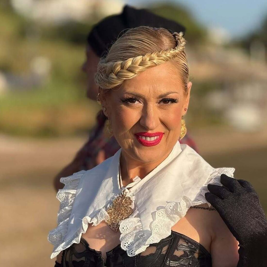 A cantora Rebeca nos bastidores de um videoclipe