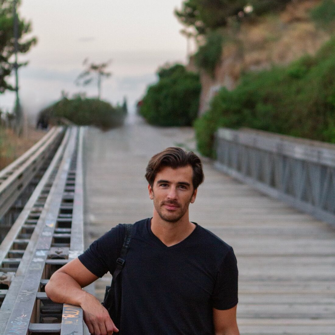 Diogo Bordin e Carolina Braga mostram romance em local especial