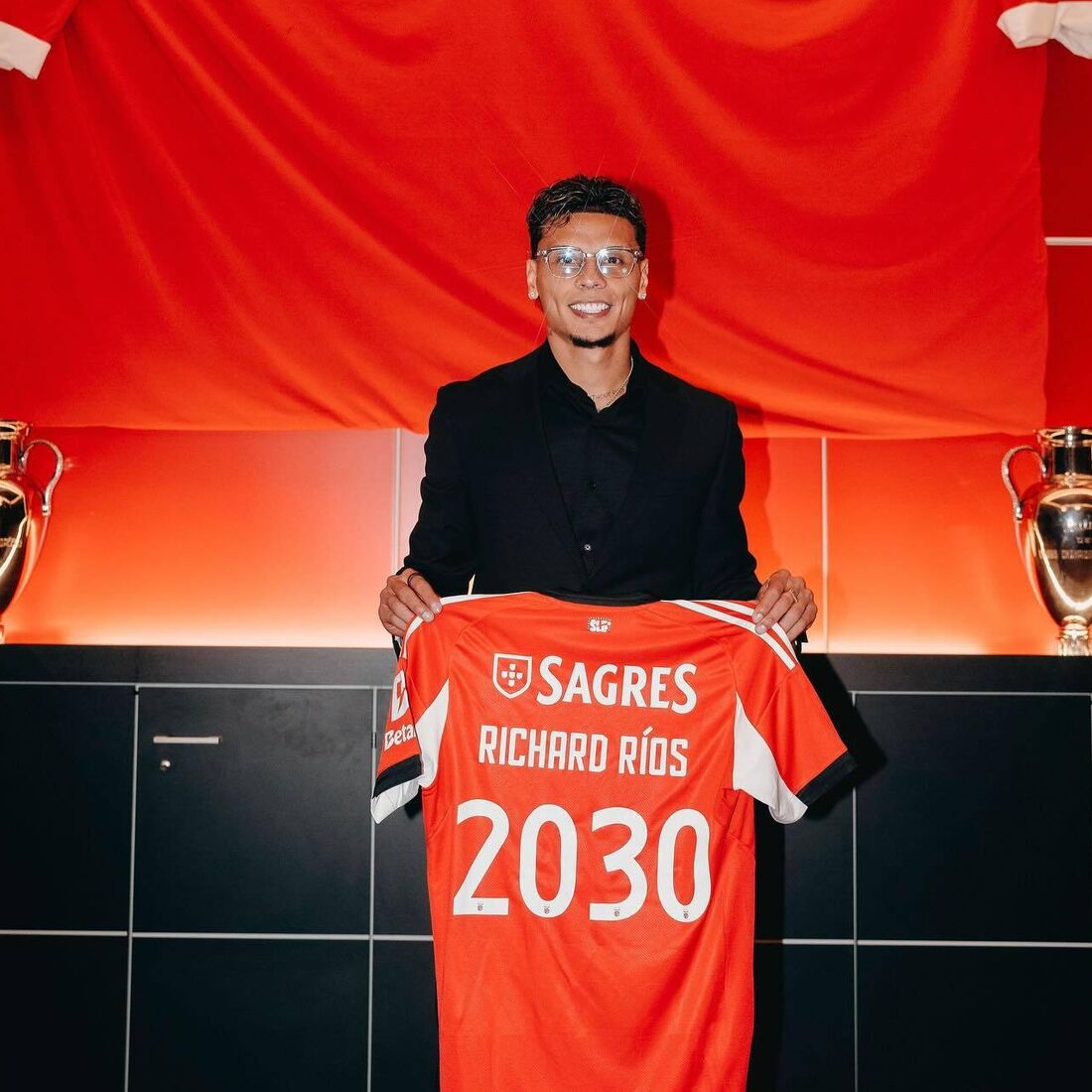 Richard Ríos assina pelo Benfica até 2030