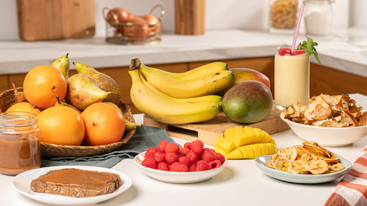 Ideias para aproveitar sobras de fruta, como compota, chips, smoothie e fruta fresca