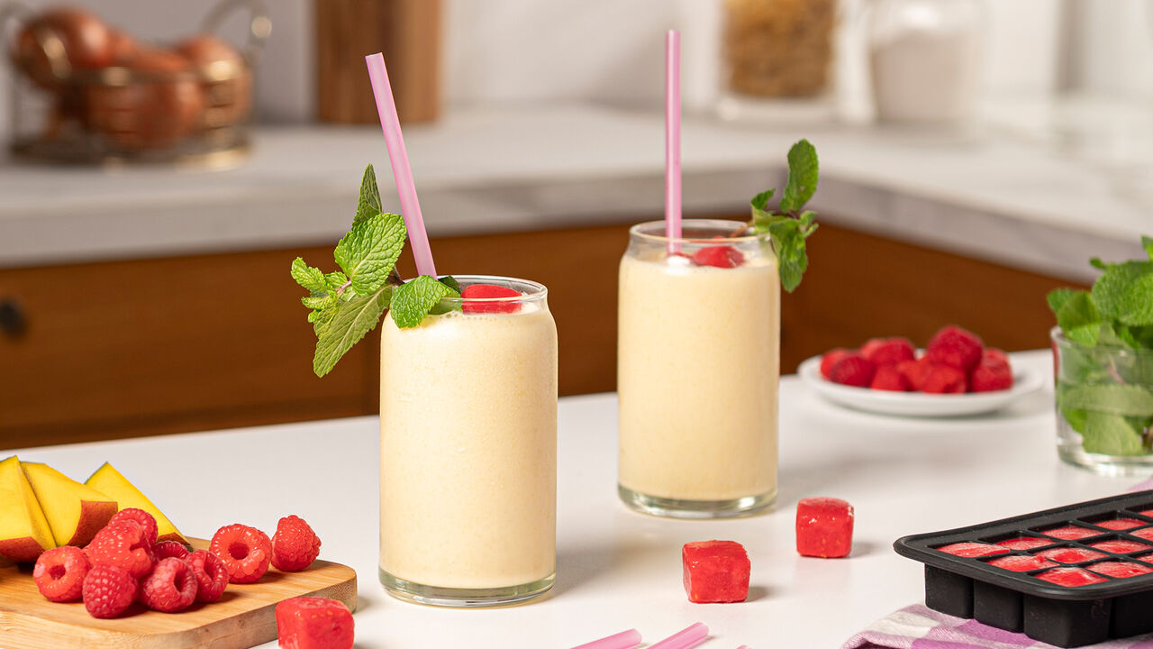 Aproveite sobras de fruta em batidos e cubos congelados, evitando o desperdício