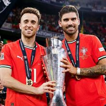 Diogo Jota e Rúben Neves celebram juntos uma conquista por Portugal