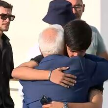 Avô de Diogo Jota e André Silva chega à igreja para o funeral do jogador e do irmão