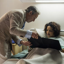 Lukenia e Miguel casam-se no hospital após o AVC da noiva