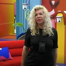Concorrente observa o espaço da casa do Big Brother